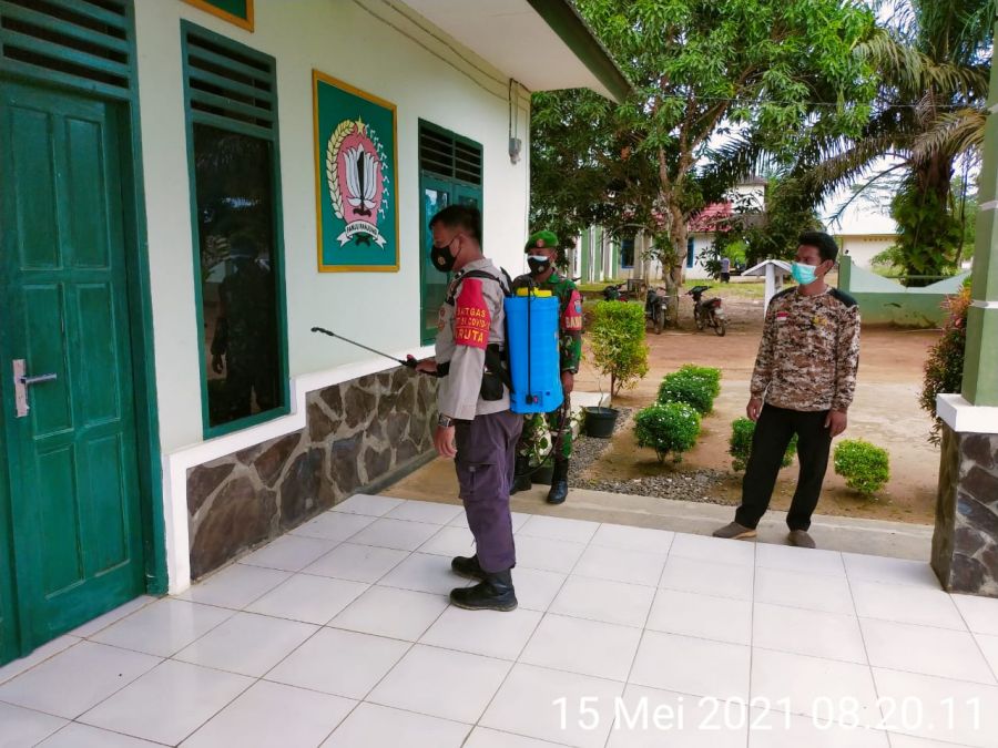 Penyemprotan Di Koramil 04 Aruta Bersama 3 (tiga) Pilar