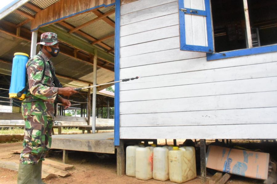 Penyemprotan Disinfektan Dilakukan Satgas TMMD Kotabaru dari Rumah ke Rumah