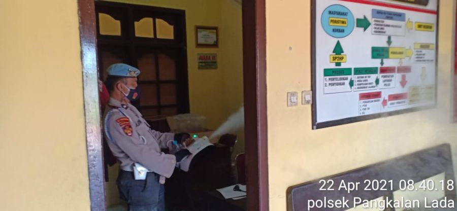 Penyemprotan rutin Polsek