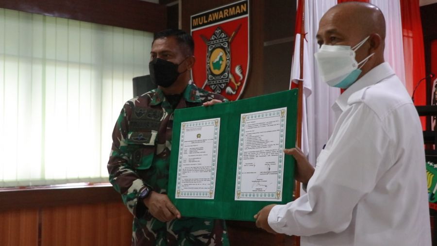 Penyerahan hasil Penutupan TMMD ke 111 di Aula Kodim 1010 Tapin