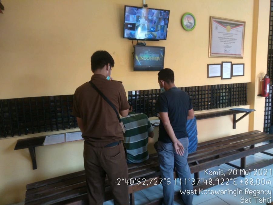Sat Tahti Polres Kotawaringin Barat Serahkan tersangka dan BB Secara Virtual Kejaksaan