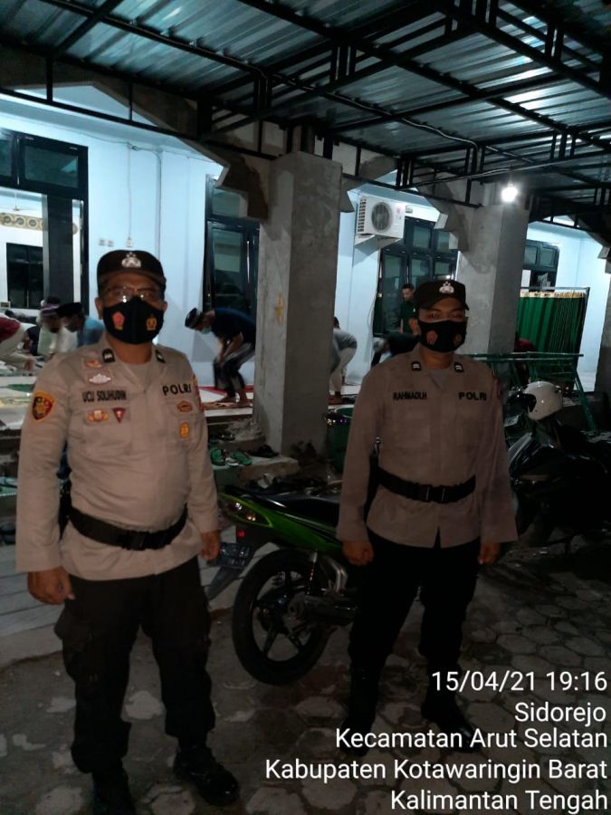 Personel polres kobar Laksanakan Pengamanan Sholat Taraweh di Masjid Agung Pangkalan Bun.
