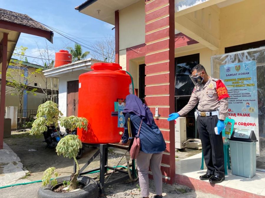 Personel Samsat Satlantas Polres Kobar Terapkan Prokes Dalam Pelayanan STNK