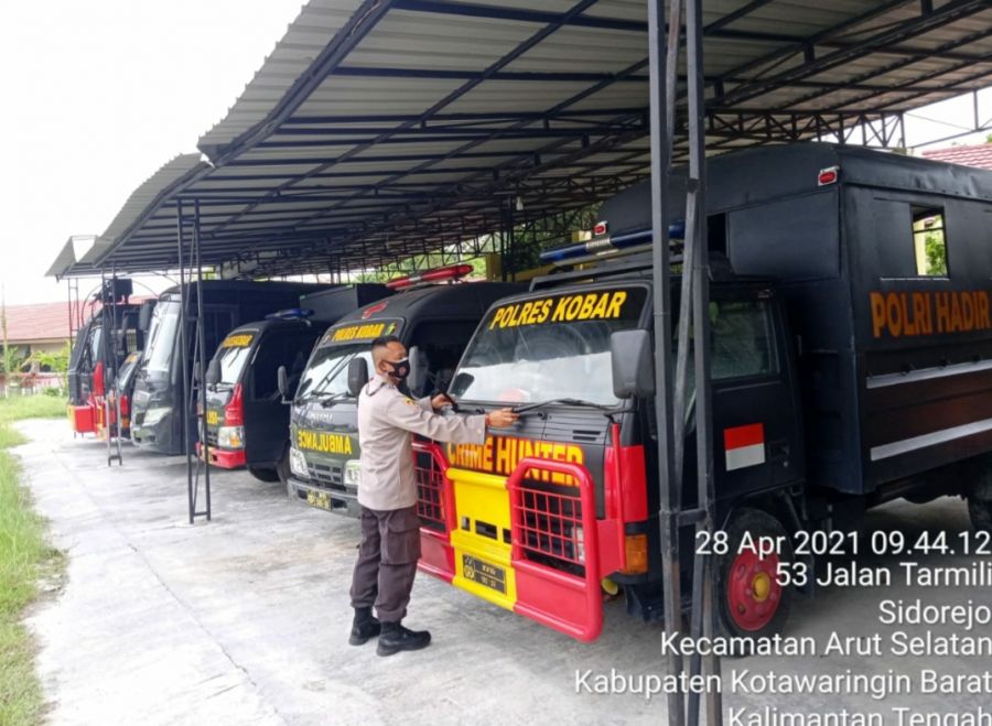 Personel Sarpas Polres Kobar Rawat Kendaraan R4 dan R6 Dinas Cegah Kerusakan sertia Siap Digunakan.