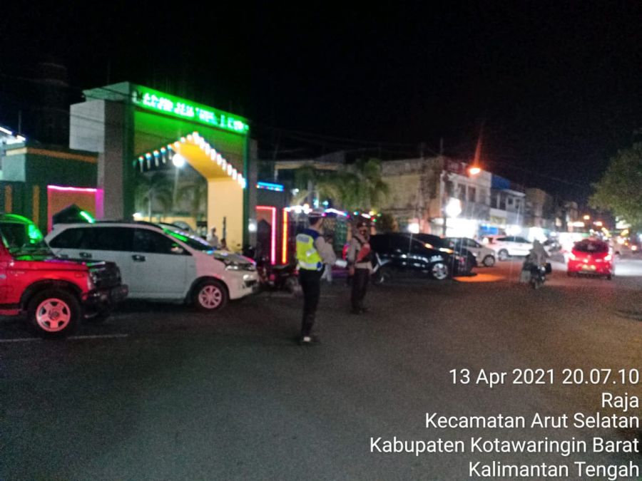 Personel Satlantas Polres Kobar Melaksanakan Pengaturan Arus Lalin Di Masjid