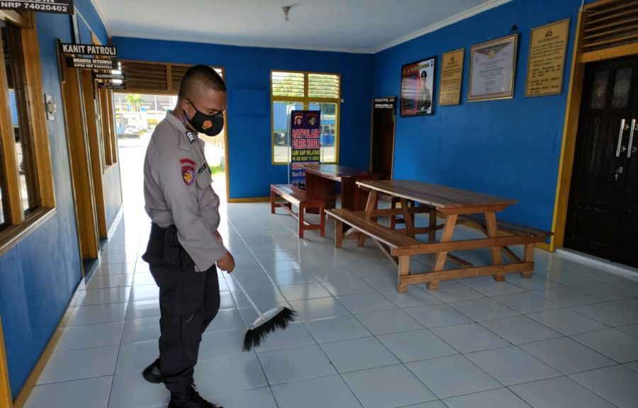 Personel Satpolairud cek Suhu Tubuh Sebelum Apel Pagi.