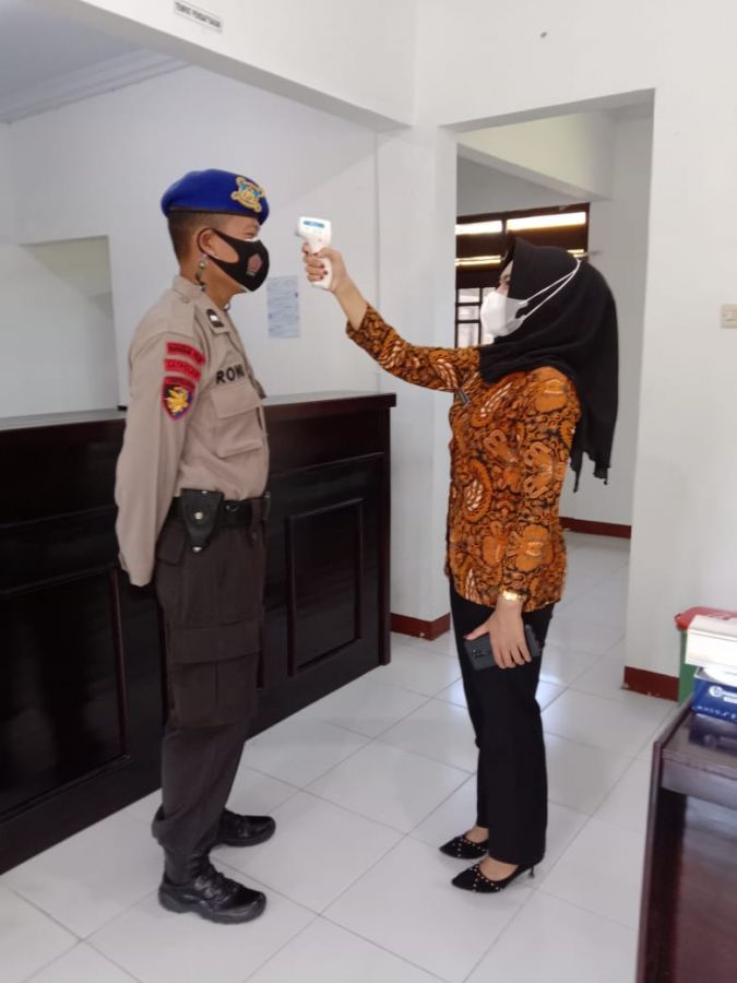 Personel Satpolairud Test Suhu Tubuh Sebelum Apel