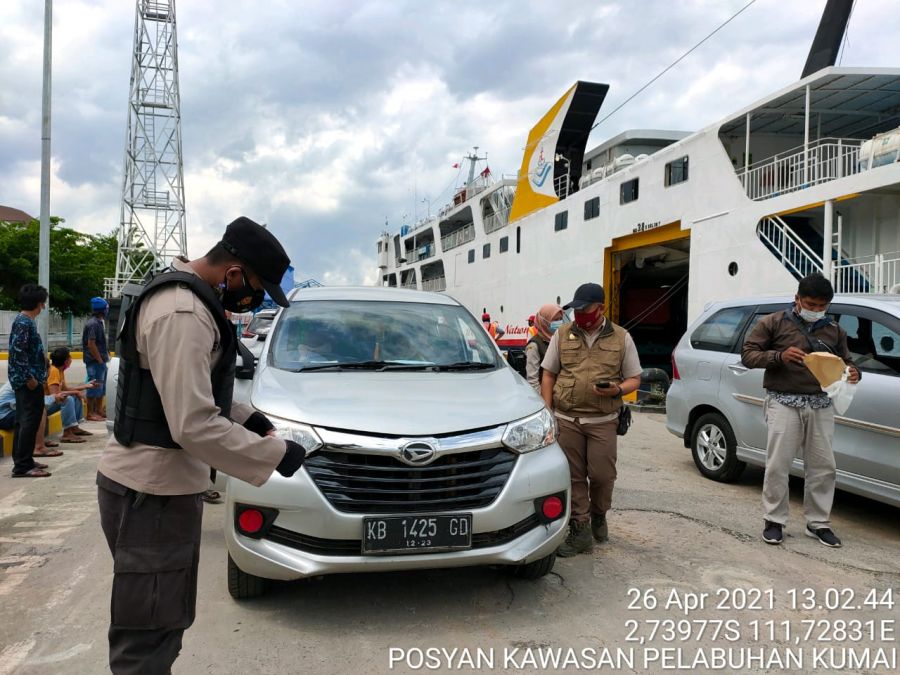 Personil Kesatuan Pelaksanaka Pengamanan Pelabuhan (KP3) Panglima Utar Kumai melakukan pengamanan