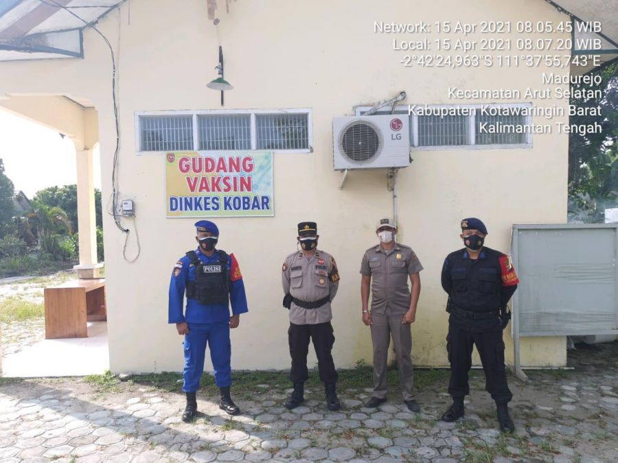 personil Polres Kobar dibantu Instansi laksanakan Pengamannan Gudang Vaksin Covid-19 Dinkes Kobar