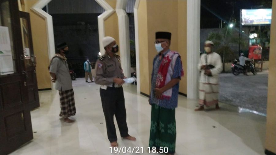 Personil Polres Kobar Laksanakan Pengamanan Sholat Tarawih di Masjid-Masjid