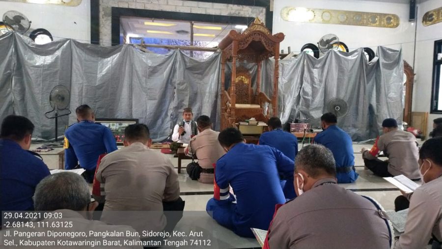 Personil Polres Kobar mengikuti Binrohtal.