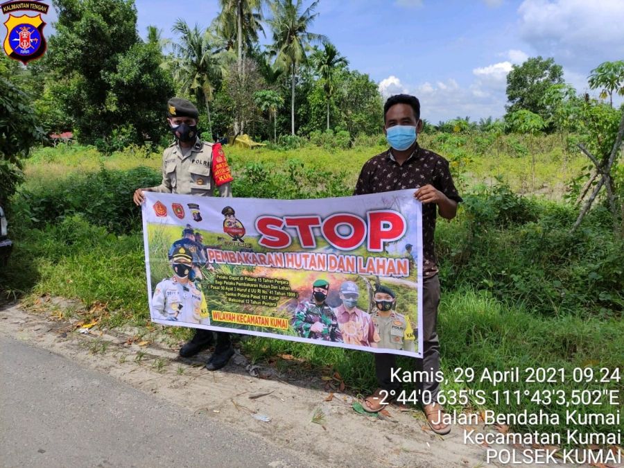 Personil Polsek Kumai Sosialisasi Kepada Warga Tentang Larangan Karhutla