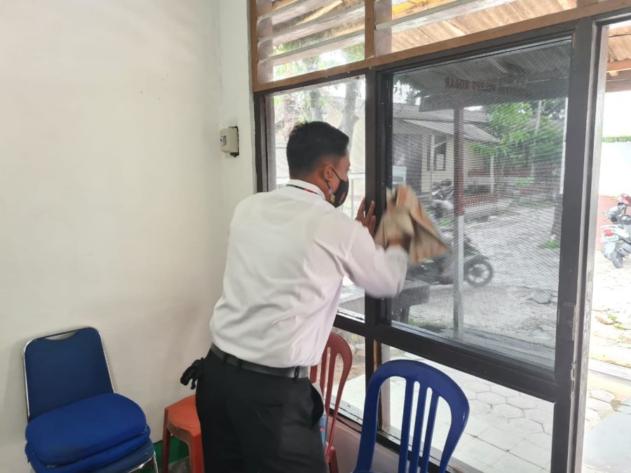 Personil Satreskrim Polres Kobar Bersih-Bersih Ruangan Kerja dan lingkungan kantor
