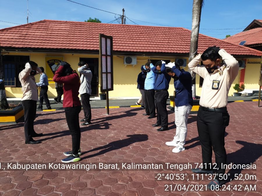 Personil Satreskrim Polres Kotawaringin Barat Melaksanakan Olahraga Pagi di Halaman Polres Kobar