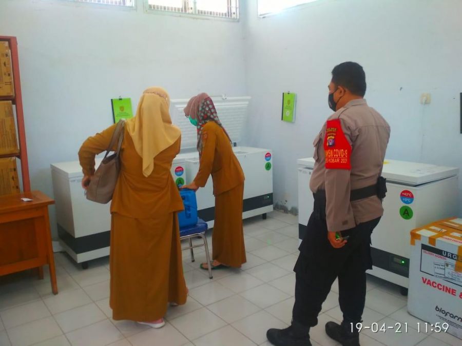 Petugas Dinkes Cek Suhu Vaksin, Terpantau Suhu Pagi Ini 4,2 C