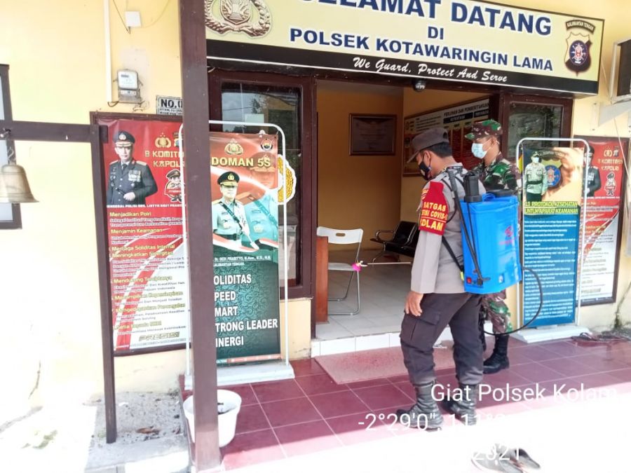 petugas gabungan TNI-Polri lakukan kegiatan penyemprotan disinfektan