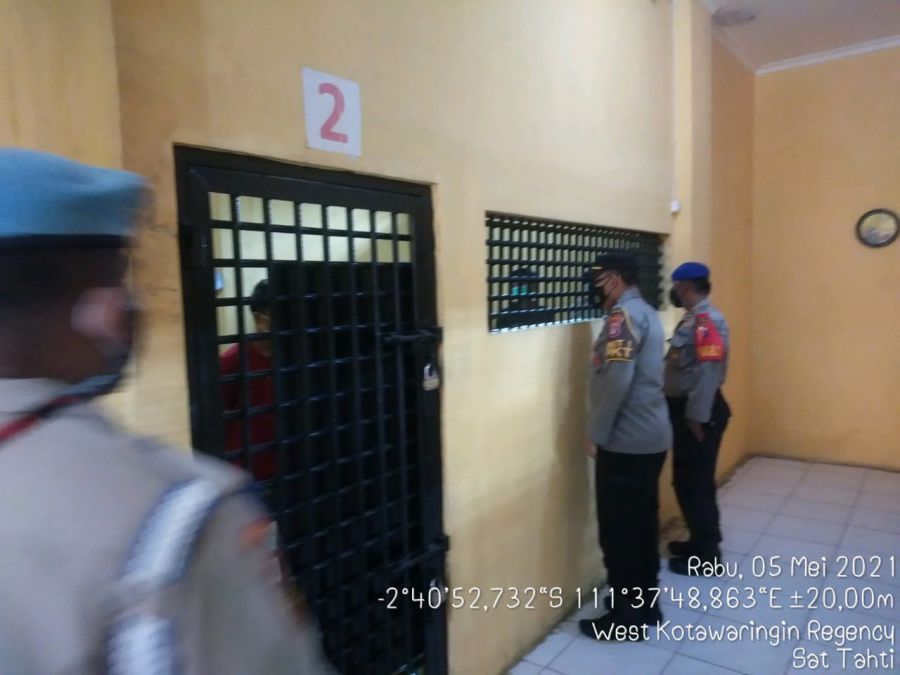 Piket Perwira Pengawas melakukan pengecekan tahanan dan jumlah fisik tahanan