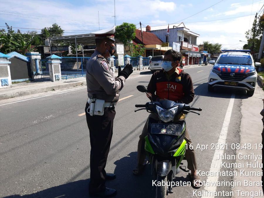 Polda Kalteng Aipda Agus Dwi A. Melaksanakan  pengamanan di kantor bawaslu