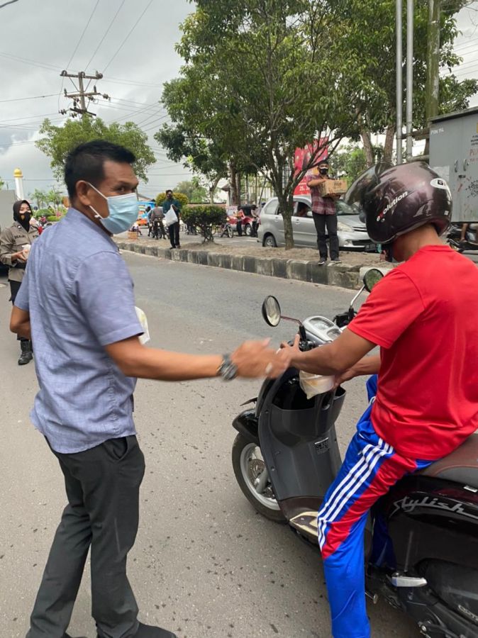Polda Kalteng laksanakan pembagian takjil