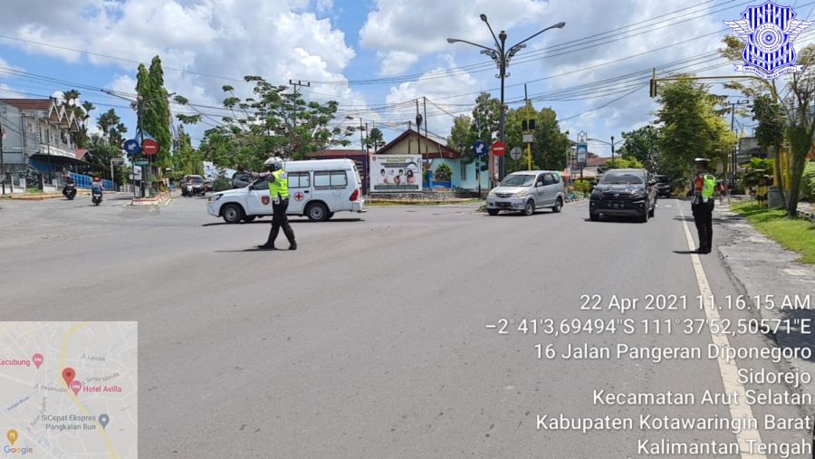 Polda Kalteng melakukan pengaturan jalan memprioritaskan ambulans yang sedang membawa pasien.