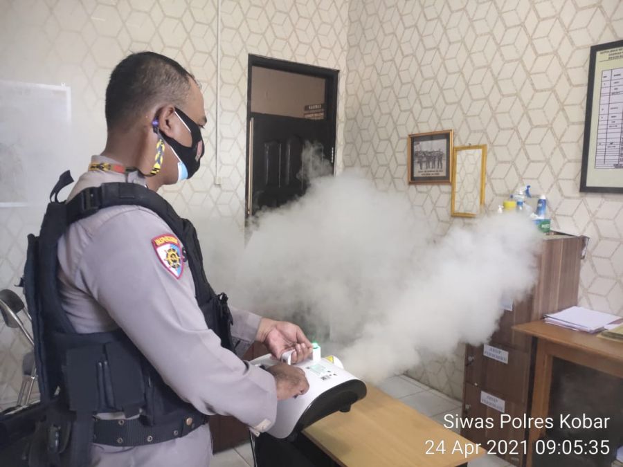 Polres Kobar, Anggota Siwas Laksanakan Penyemprotan Fogging di Ruang Kerja.