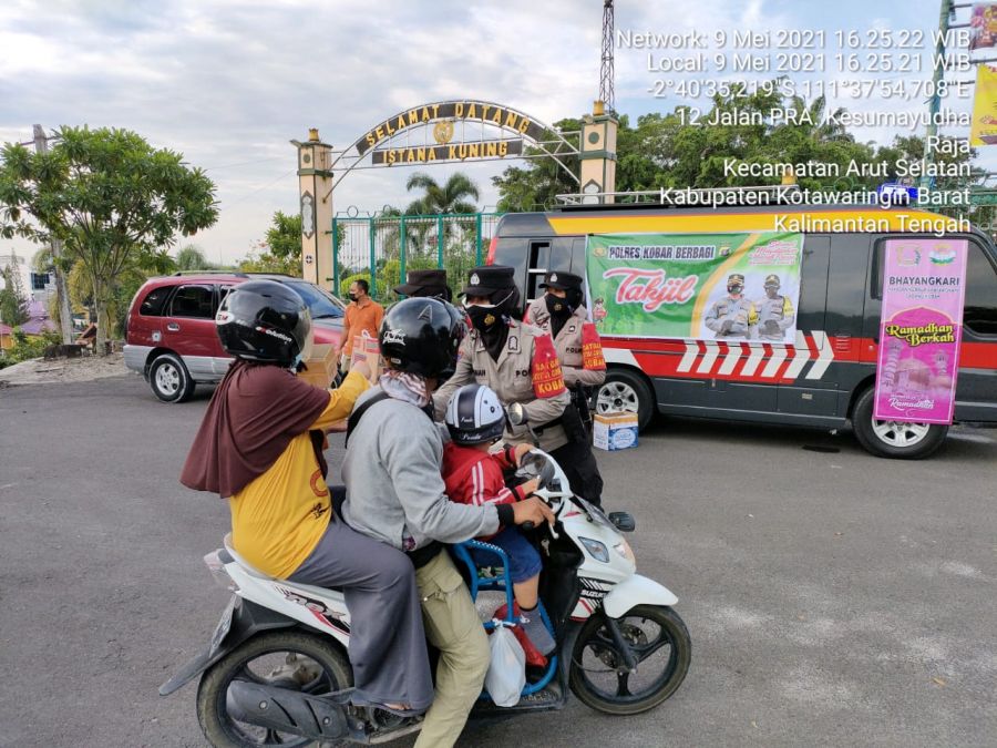 Polres Kobar Berbagi Takjil Dibulan Ramadhan