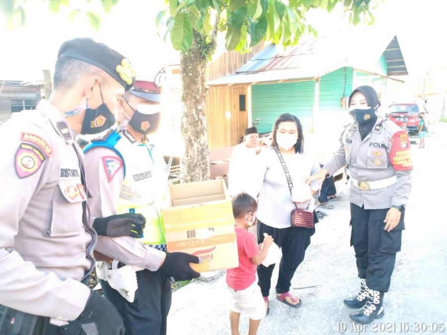 Polres Kobar Berbagi Takjil Tiap Sore