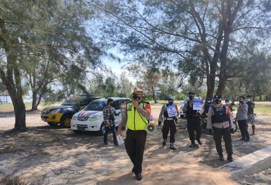 Polres Kobar Laksanakan Patroli Prokes ditempat wisata Pantai Kubu