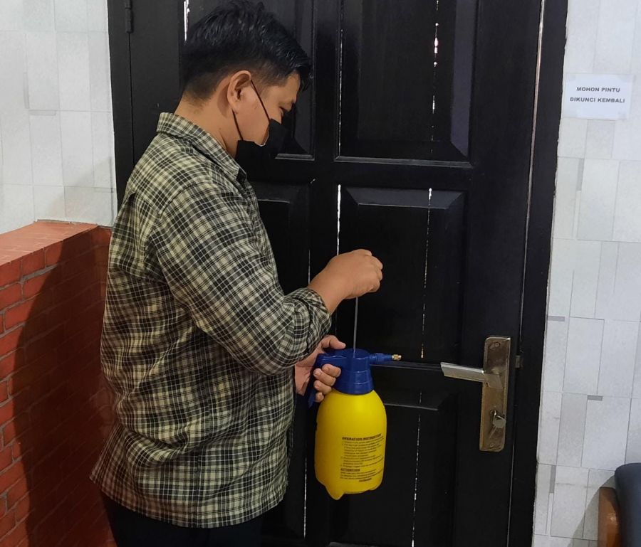 Polres Kobar Lakukan Penyemprotan Cairan Disinfektan