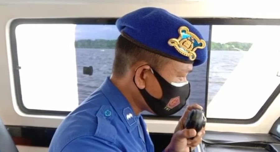 Polres Kobar melakukan imbauan prokes kepada kapal yang berlabuh