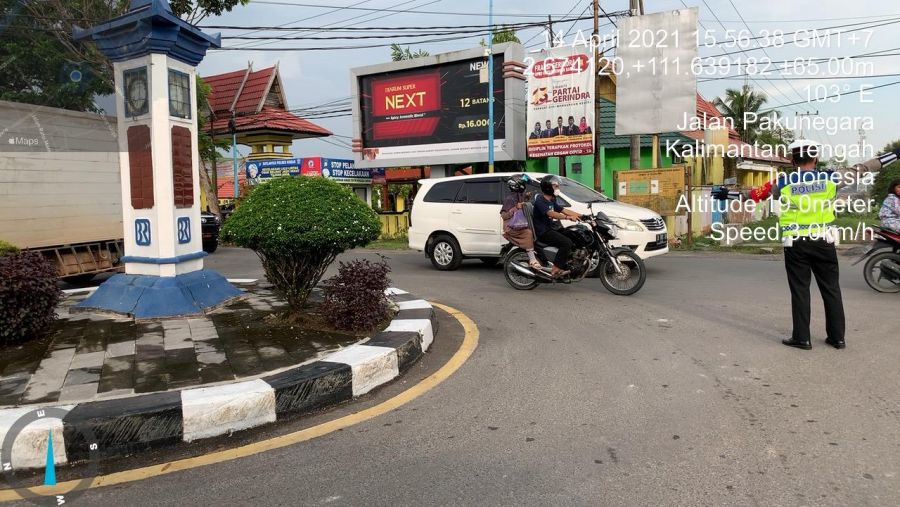 Polres Kobar melakukan penjagaan dan pengaturan lalu lintas