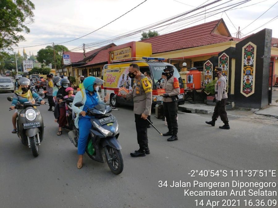 Polres Kotawaringin Barat Bagikan 150 Kotak Takjil Kepada Pengendara