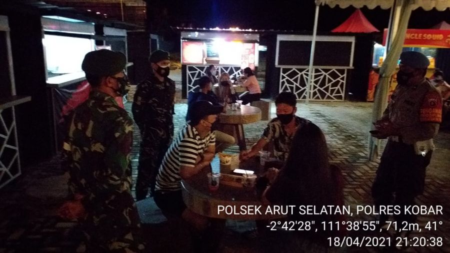 Polri-TNI himbau agar Menerapkan Prokes Kepada Pelaku UMKM di Kota P bun.