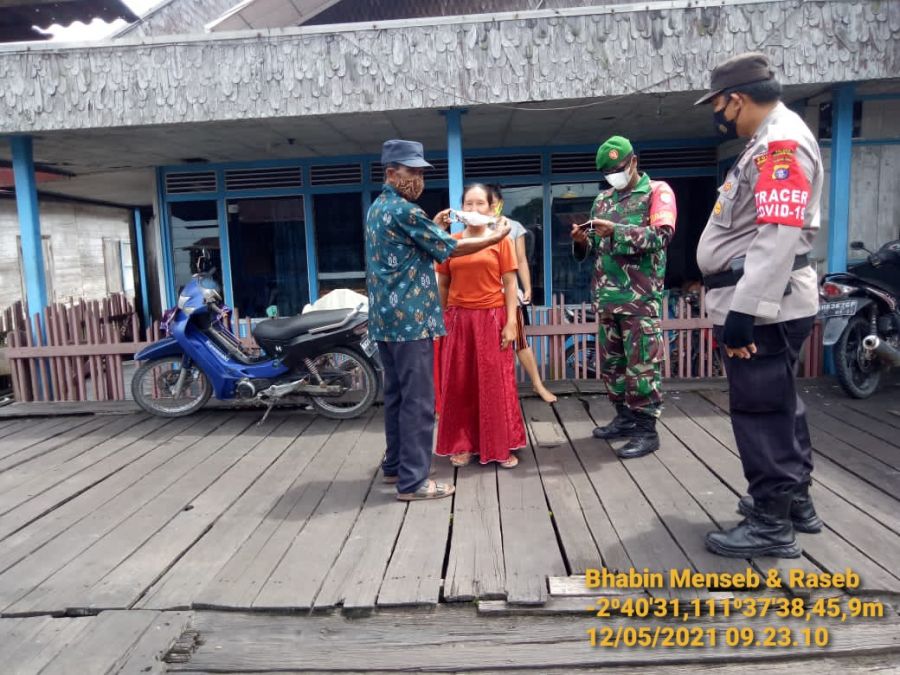 Polsek Arsel Aipda Jafar Bersama TNI Imbau Prokes Dan Bagikan Masker Ke Warga