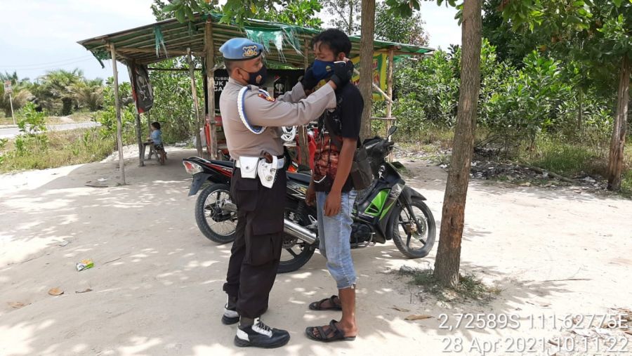 Polsek Arsel melaksanakan Himbauan Prokes dan bagikan masker kepada warga masyarakat