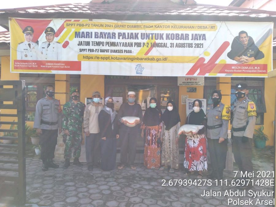 Polsek Arsel  Salurkan Bantuan Sembako Kepada Warga Seputaran Kel Raja.