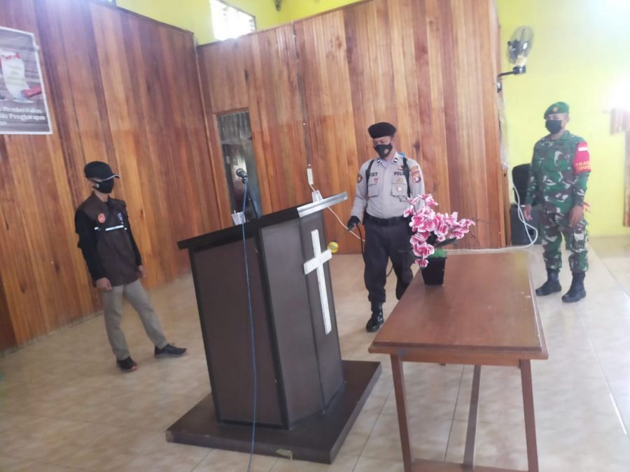 Polsek Arut Utara, 3 pilar lakukan penyemprotan cairan disinfektan di  Gereja Hosiana Kel. Pangkut