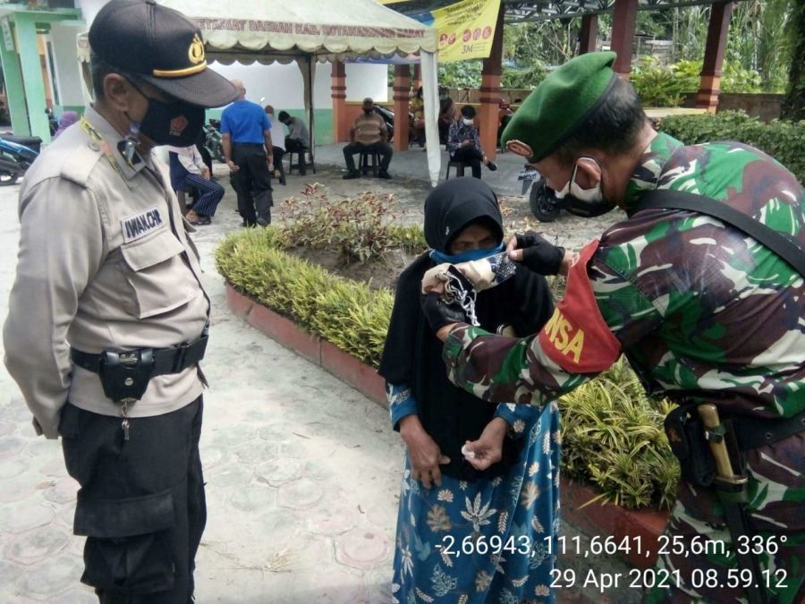Polsek dan TNI Imbau Prokes, Bagikan Masker