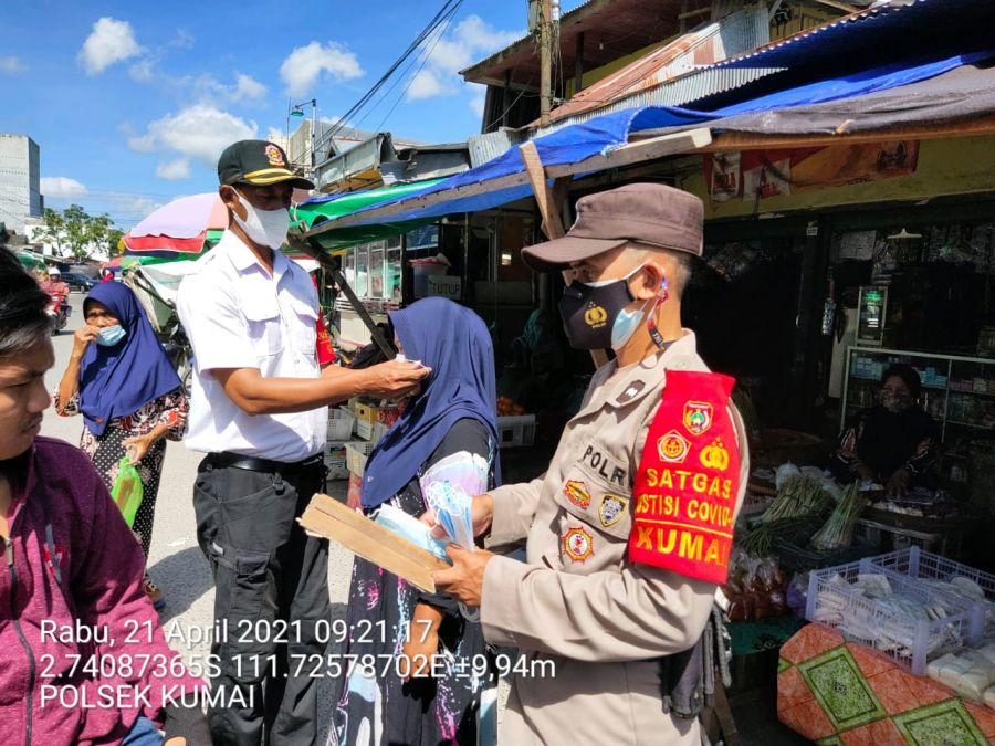 Polsek Kumai melaksanakan Himbauan Prokes dan bagikan masker kepada warga