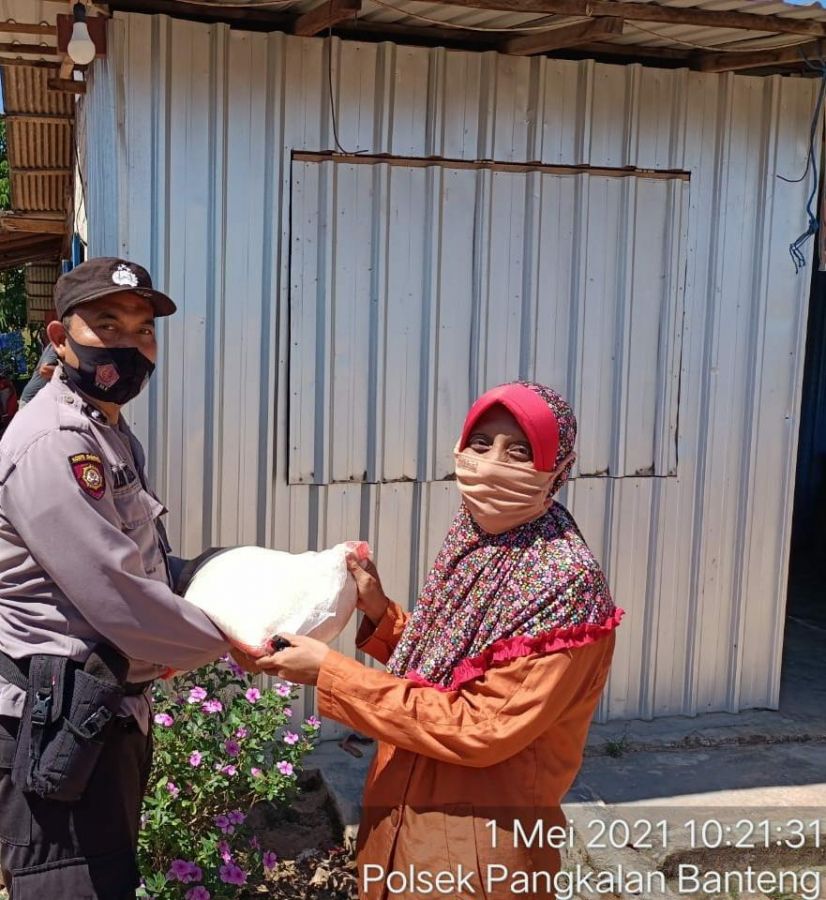 Polsek Pangkalan Banteng Salurkan Bantuan Sembako Kepada Warga Desa Karang Mulya