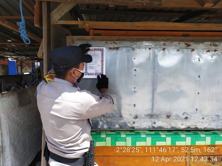 Polsek Pangkalan Lada Lakukan Penempelan Maklumat Kapolda Kalteng