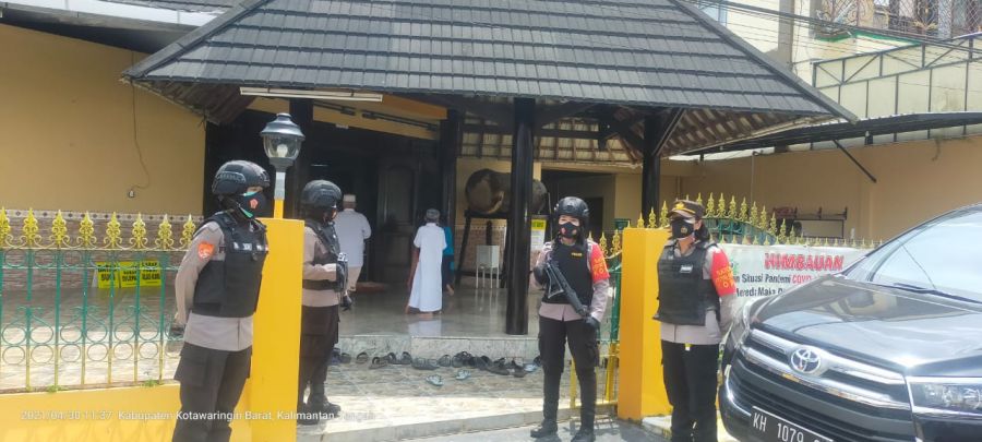 Polwan Polres Kobar Lakukan Patroli  Sholat Jumat di Masjid Wilayah Kab.Kobar