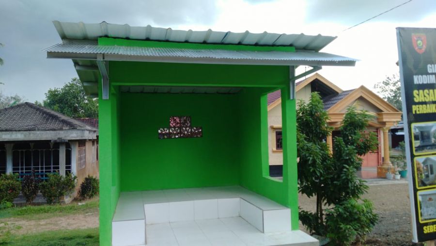 Pos Kamling Hampir Selesai Direhab Oleh Satgas TMMD