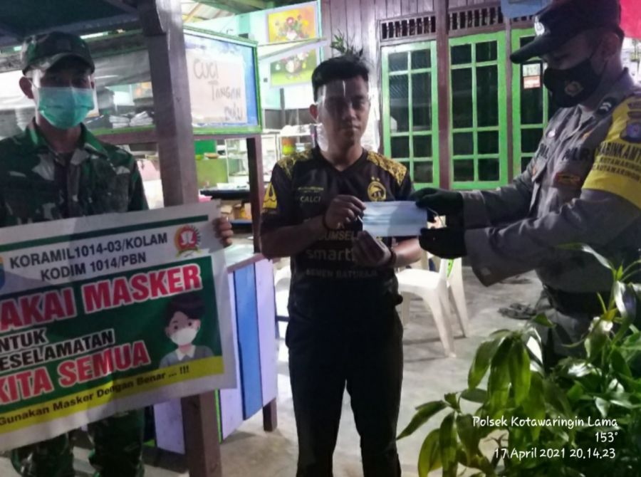 PPKM Kelurahan Kotawaringin Hilir melaksanakan himbauan untuk menaati prokes kepada warga dan membag