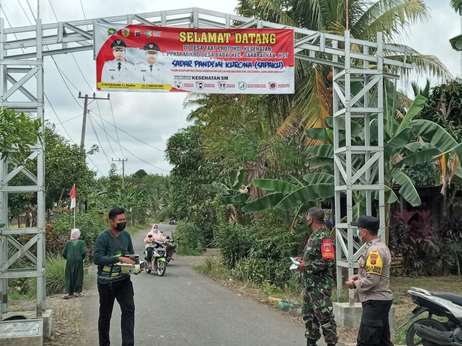 PPKM Mikro Desa Barabai Bagikan Masker Kepada Warga