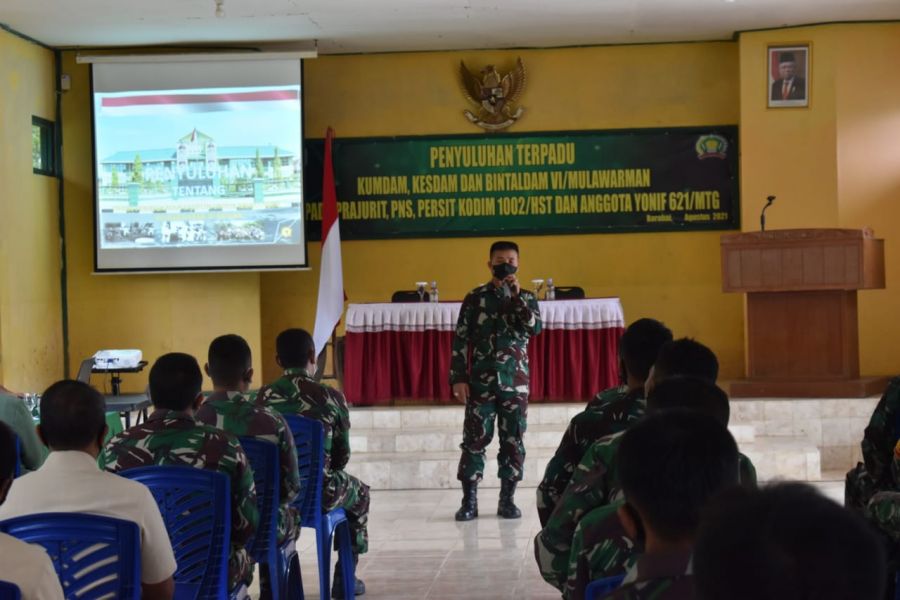 Prajurit, PNS, Persit Kodim 1002/HST dan Anggota Yonif 621/Mtg Terima Penyuluhan