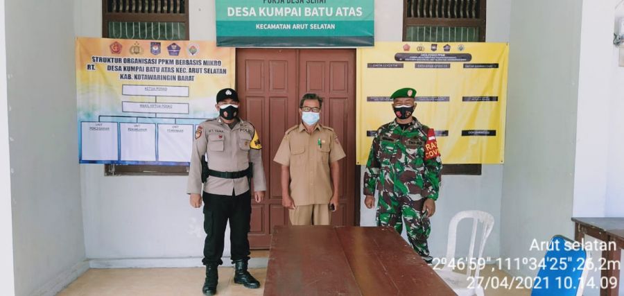 Prokes Dan Bagikan Masker Ke Warga Kumpai Batu Atas.