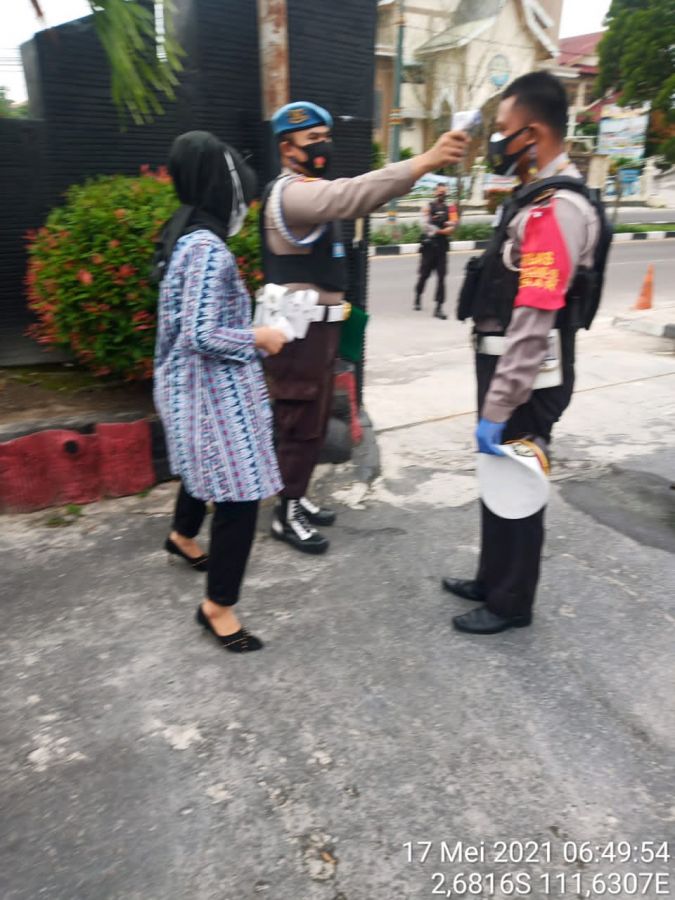 Propam dan Urkes rutin cek suhu badan anggota