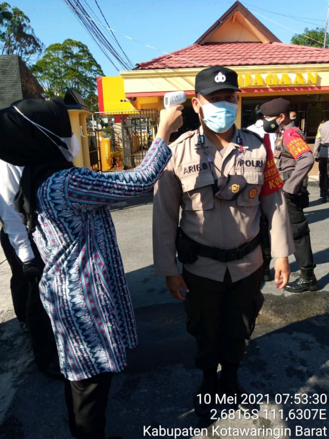 Propam dan Urkes setiap hari rutin cek suhu badan anggota