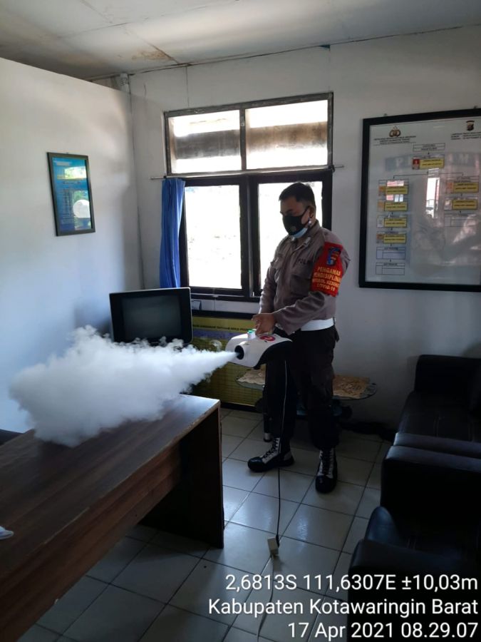 Propam Polres Kobar laksanakan Fogging Disinfektan di ruang kerja